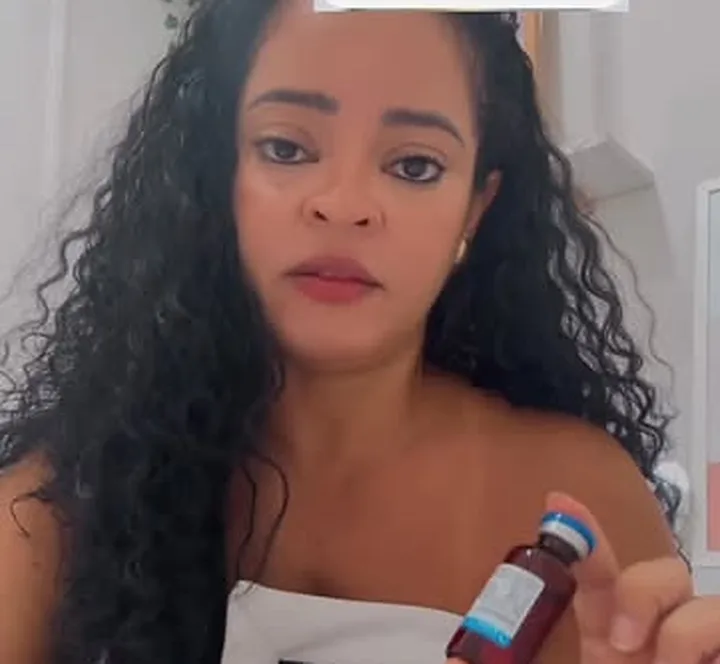 Paciente da Bioclin com frasco de enzima
